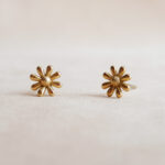 bloem oorbellen, madelief oorstekers goud