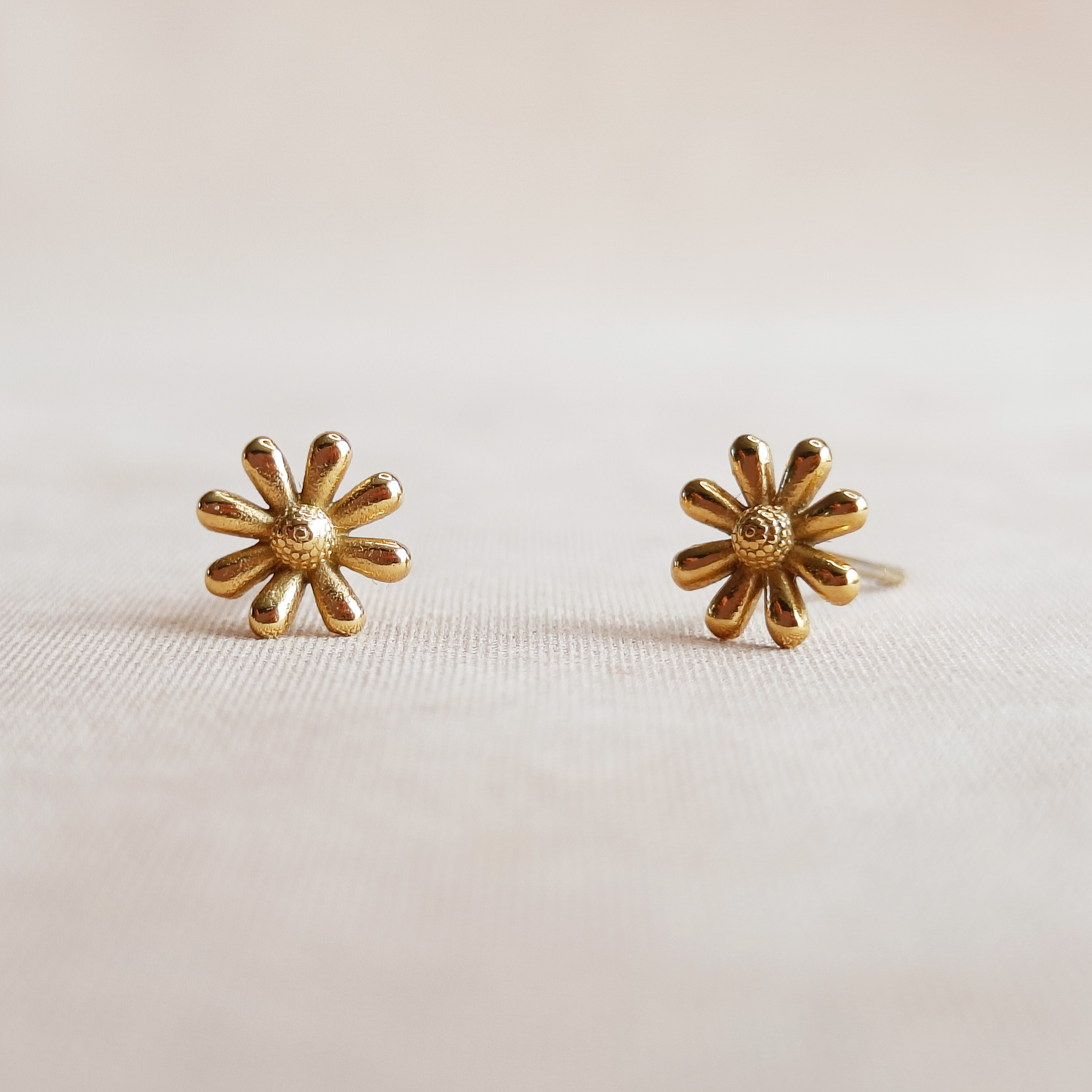 bloem oorbellen, madelief oorstekers goud