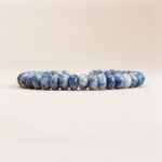 Donkerblauwe kralenarmband