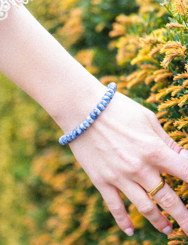 Donkerblauwe kralenarmband