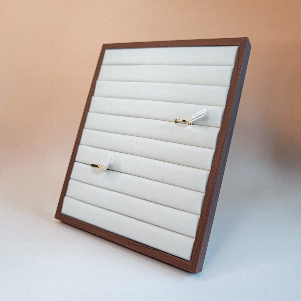 Ringen Display Staand Velvet Beige